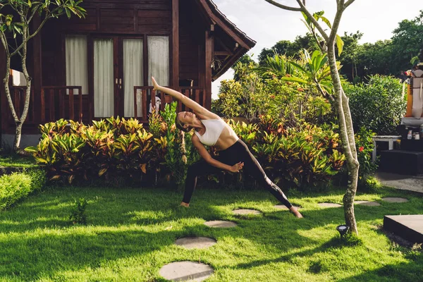 Donna Concentrata Forte Che Indossa Abbigliamento Sportivo Facendo Yoga Posa — Foto Stock