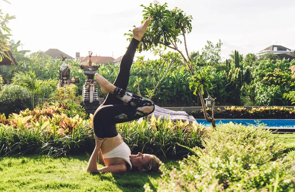 Vista Laterale Della Femmina Top Bianco Leggings Neri Che Fanno — Foto Stock