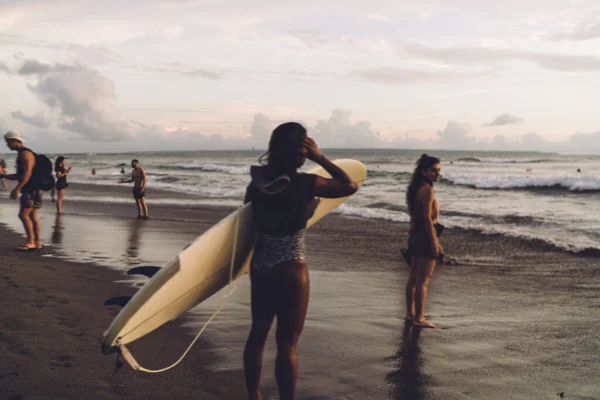 Vista Trasera Una Mujer Anónima Traje Baño Sosteniendo Tabla Surf — Foto de Stock