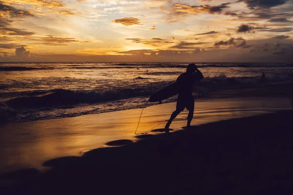 Longitud Completa Viajero Anónimo Caminando Con Tabla Surf Largo Playa —  Fotos de Stock