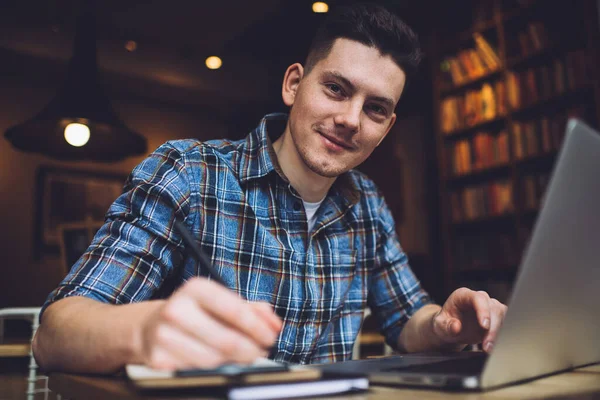 Homem Sorrindo Concentrado Trabalhando Projeto Biblioteca Com Luzes Lâmpada Macias — Fotografia de Stock