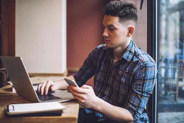 Yoğunlaşmış Erkek Girişimci Gündelik Giysiler Giyer Masada Oturur Bilgisayarları Akıllı — Stok fotoğraf