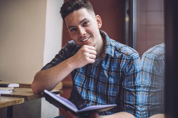 Glücklicher Männlicher Student Mit Einem Buch Das Lächelt Und Die — Stockfoto