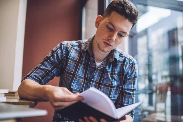 Intelligente Männliche Studenten Lesen Informative Notizen Während Der Zeit Für — Stockfoto