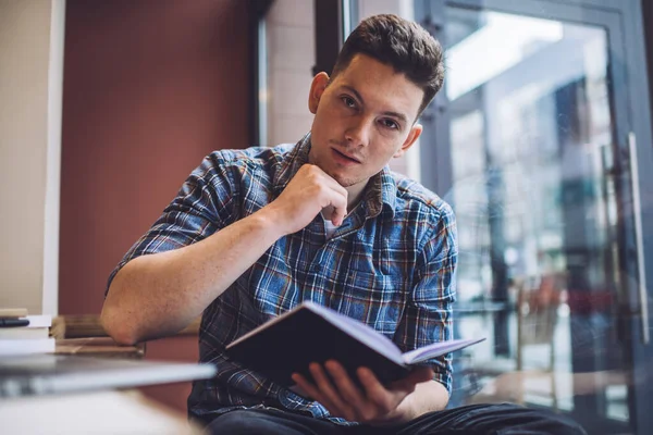 Ritratto Studente Contemplativo Sesso Maschile Vestito Con Abiti Casual Intelligenti — Foto Stock