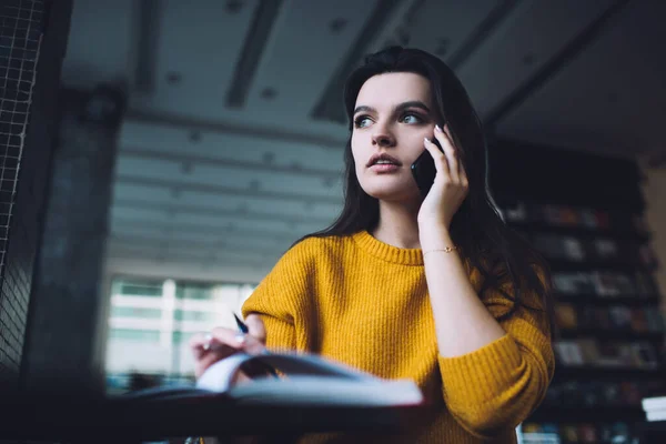 Bas Jeune Femme Affaires Sérieuse Belle Ayant Une Conversation Téléphonique — Photo