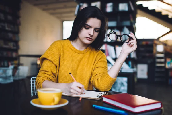 Dame Concentrée Dans Des Vêtements Mode Avec Des Lunettes Main — Photo