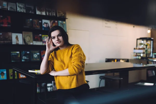 Mujer Agradable Pie Escritorio Madera Con Estante Detrás Espalda Apoyado — Foto de Stock