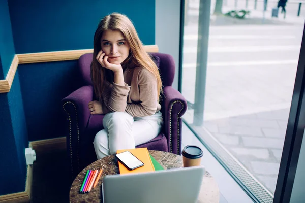 Alto Ângulo Freelancer Feminino Positivo Roupa Casual Sentado Poltrona Confortável — Fotografia de Stock