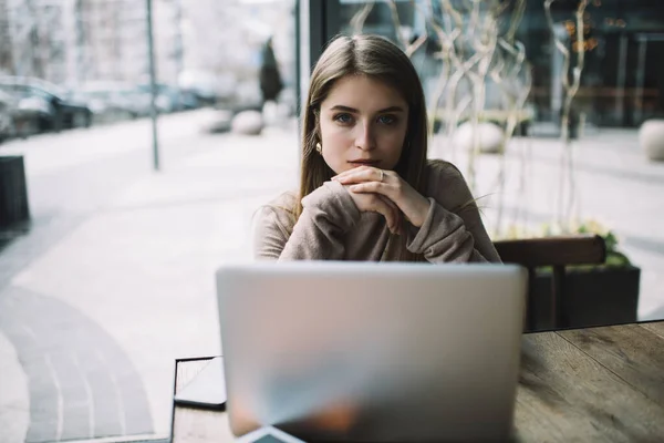 Mujer Seria Con Pelo Largo Sentado Mesa Con Ordenador Portátil —  Fotos de Stock