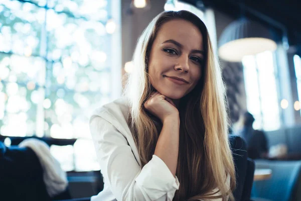 Jonge Inhoud Vrolijke Vrouw Met Lang Haar Lachend Kijkend Naar — Stockfoto