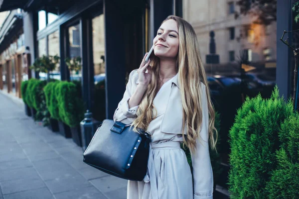 Positivo Jovem Empresária Casaco Elegante Com Bolsa Couro Preto Pavimento — Fotografia de Stock