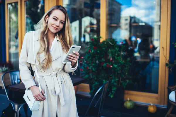 Rapariga Sorridente Casaco Elegante Com Bolsa Couro Branco Café Enquanto — Fotografia de Stock