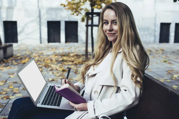 Alegre Joven Estudiante Sentada Banco Campus Con Portátil Portátil Mirando —  Fotos de Stock