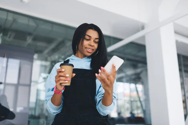 Menina Negra Usando Telefone Celular Beber Café Conceito Estilo Vida — Fotografia de Stock