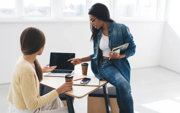 Geschäftsfrauen Schauen Während Der Arbeit Büro Etwas Laptop Konzept Der — Stockfoto