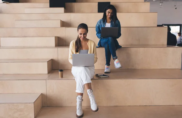 Mulheres Negócios Multirraciais Usando Laptops Enquanto Trabalham Conceito Mulheres Modernas — Fotografia de Stock