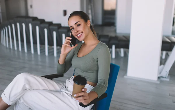 사업가가 근무하는 휴대폰으로 통화하고 커피를 마십니다 현대의 성공적 여성에 의자에 — 스톡 사진