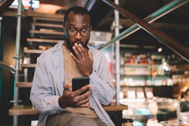 Cep telefonu okuma cihazıyla şok olmuş blogcu, sosyal ağlarda cep telefonu sohbeti sırasında etkilendiğini hisseden dijital akıllı telefon teknolojisiyle şaşırmış erkek milenyumu mesajı aldı.