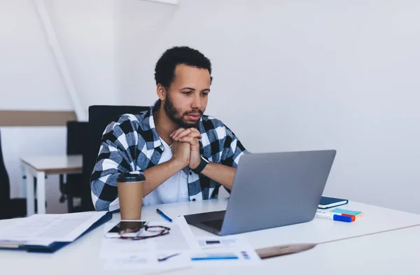 Analista Masculino Cualificado Viendo Recibido Mensaje Vídeo Durante Día Trabajo — Foto de Stock