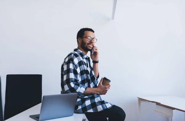 Gelukkige Jongeman Klassieke Brillen Bespreken Zaken Tijdens Telefoongesprek Mobiele Zorgeloze — Stockfoto