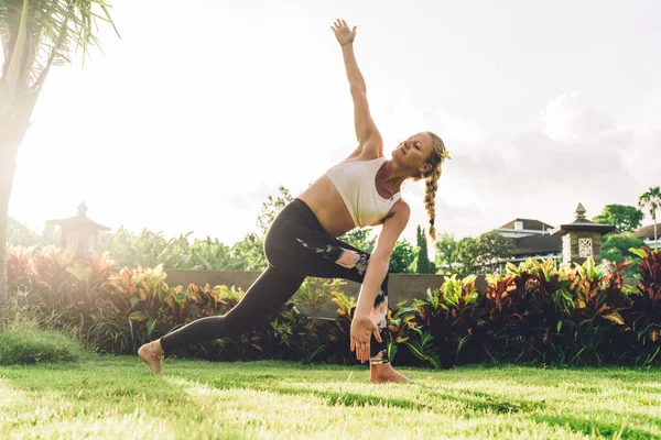 Giovane Donna Bionda Activewear Facendo Esercizio Stretching Durante Pratica Dello — Foto Stock