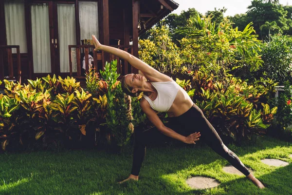 Corpo Completo Donna Magra Piedi Nudi Che Pratica Yoga Facendo — Foto Stock