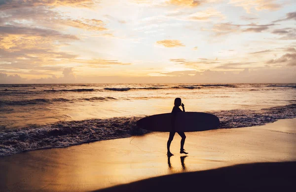 Vista Laterale Del Surfista Irriconoscibile Che Cammina Sulla Spiaggia Bagnata — Foto Stock