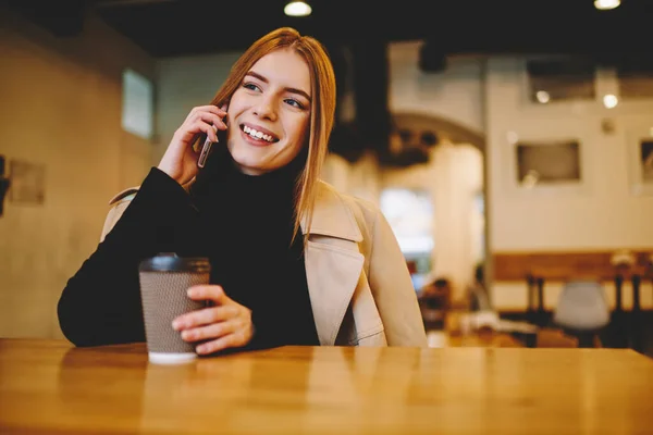 Mujer Joven Sonriente Ropa Moda Hablando Teléfono Inteligente Mientras Enfría — Foto de Stock