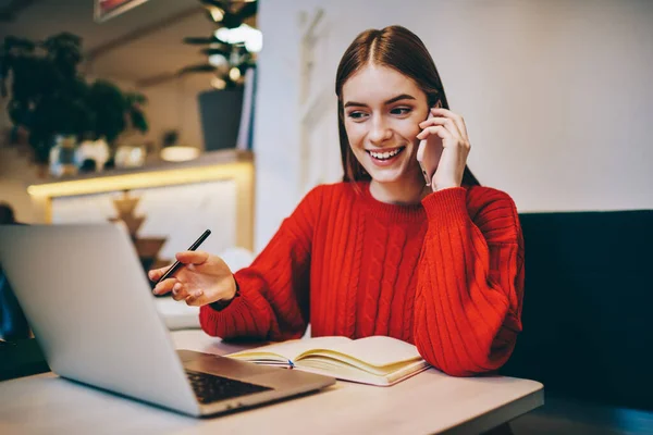 Młoda Kobieta Freelancer Zębaty Uśmiech Czerwonym Swetrze Pracuje Laptopie Robi — Zdjęcie stockowe