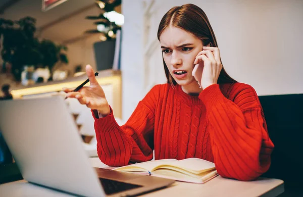 Boos Jonge Vrouwelijke Freelancer Argumenteren Aan Telefoon Met Collega Voor — Stockfoto