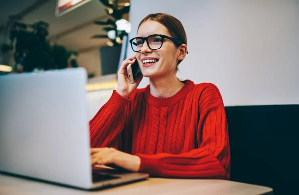 Blij Geconcentreerde Vrouw Rood Gebreide Trui Bril Bellen Met Smartphone — Stockfoto