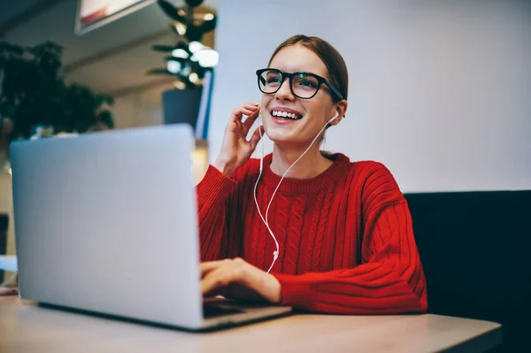 Von Unten Eine Junge Studentin Roten Pullover Die Mit Laptop — Stockfoto