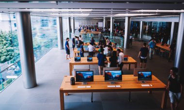 Gündelik giysiler giyen, bilgisayarda çalışan ve Kuala Lumpur 'daki modern ofiste yeni iş projelerini tartışan insanlardan.