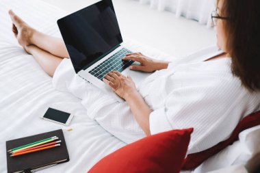 Kuala Lumpur 'da bir otel odasında uyuyan ve dizüstü bilgisayarında klavye çalan...