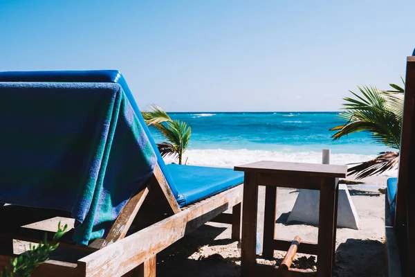 Camas Sol Confortáveis Colocadas Praia Areia Perto Mar Resort Tropical — Fotografia de Stock