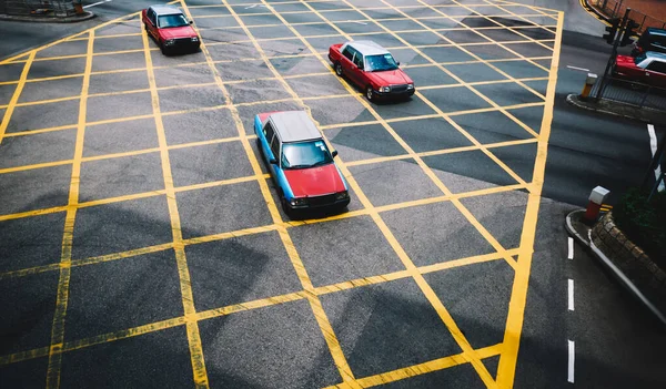 Von Oben Rote Oldtimer Die Auf Der Dunkelgrauen Asphaltstraße Mit — Stockfoto