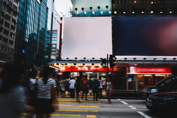 Kuala Lumpur Şehir Merkezinde Sokak Lambaları Reklam Panolarıyla Yaya Geçidinden — Stok fotoğraf