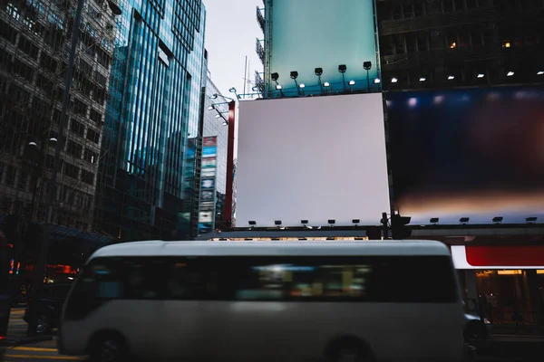 Autobús Blanco Moderno Conduciendo Largo Calle Con Edificios Altos Ubicados —  Fotos de Stock