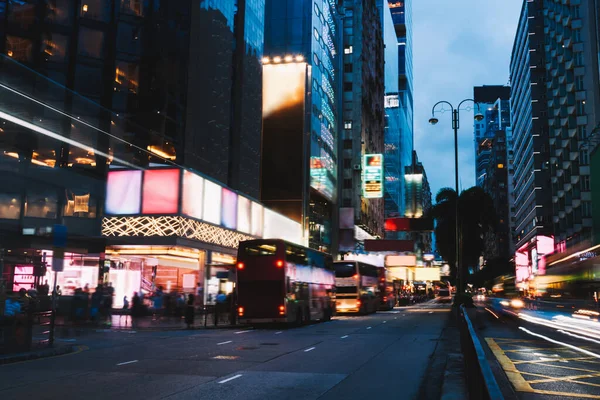 Vehículos Modernos Estacionados Carretera Asfalto Cerca Edificios Contemporáneos Con Fachadas —  Fotos de Stock