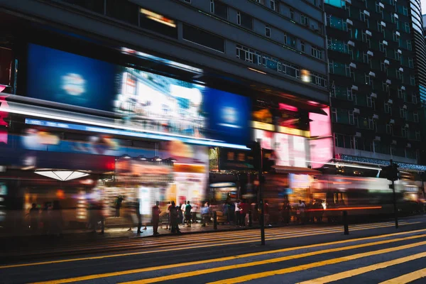 Oświetlona Nowoczesna Ruchliwa Ulica Świecącymi Światłami Tłumami Ludzi Spacerujących Chodnikiem — Zdjęcie stockowe