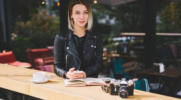 Modern Kafede Oturan Genç Bir Kadın Elinde Bir Fincan Içki — Stok fotoğraf