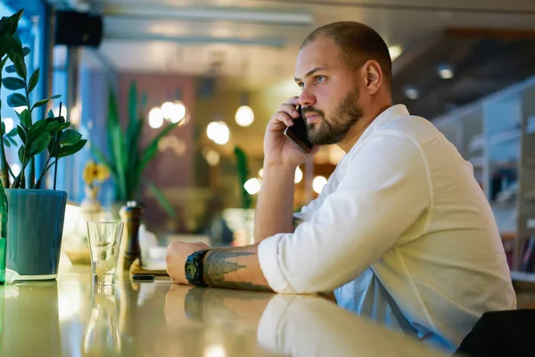 Vista Laterale Serio Uomo Barbuto Camicia Che Guarda Lontano Seduto — Foto Stock