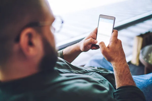 Cima Corte Barbudo Macho Roupa Casual Usando Smartphone Enquanto Comunica — Fotografia de Stock