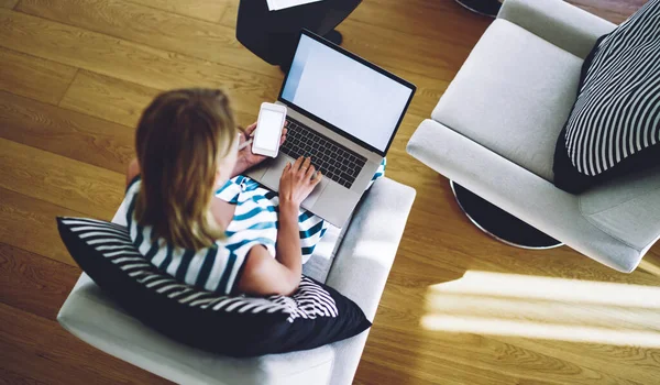 Fentről Alkalmi Viselet Gépelés Laptopon Olvasás Üzenet Mobiltelefon Fehér Fotelben — Stock Fotó