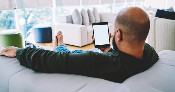 Achteraanzicht Van Gewas Onherkenbare Man Met Baard Surfen Internet Tablet — Stockfoto