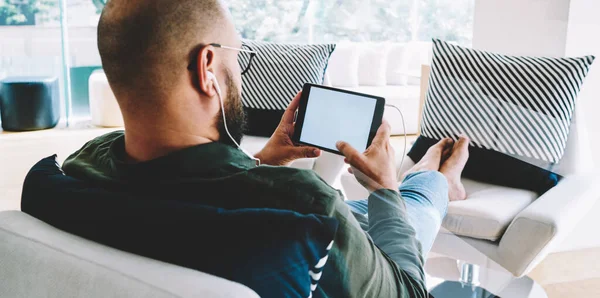 Back View Crop Bearded Male Holding Tablet Horizontal Position While — Stock Photo, Image