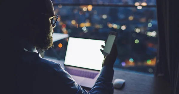 Tişörtlü Gözlüklü Tanınmayan Erkek Girişimci Gece Karanlık Ofiste Netbook Üzerinde — Stok fotoğraf