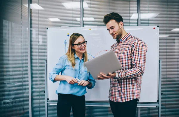 Vänliga Unga Medarbetare Casual Outfit Läsa Post Laptop Samtidigt Göra — Stockfoto