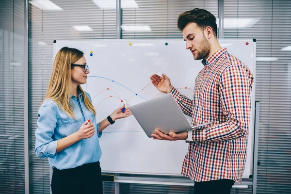 Sidovy Unga Medarbetare Står Tillsammans Moderna Kontor Nära Whiteboard Och — Stockfoto